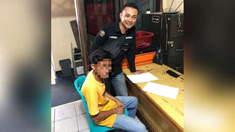 Polisi Serahkan Pelaku Pungli di Jembatan Siti Nurbaya ke Satpol PP 1 Pelaku pungli di kawasan Jembatan Siti Nurbaya yang viral di TikTok. (Foto: Dok. Istimewa)