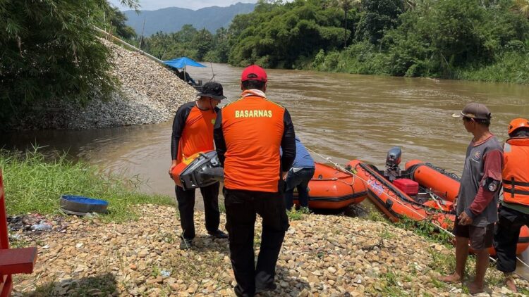 Seorang Warga Limapuluh Kota Hilang Terseret Arus Sungai 1 Pencarian seorang pemuda yang hilang di Limapuluh Kota. (Foto: Dok. Basarnas)