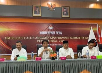Tim Panitia Seleksi Komisioner KPU Sumbar gelar jumpa pers (ANTARA/Mario SN)
