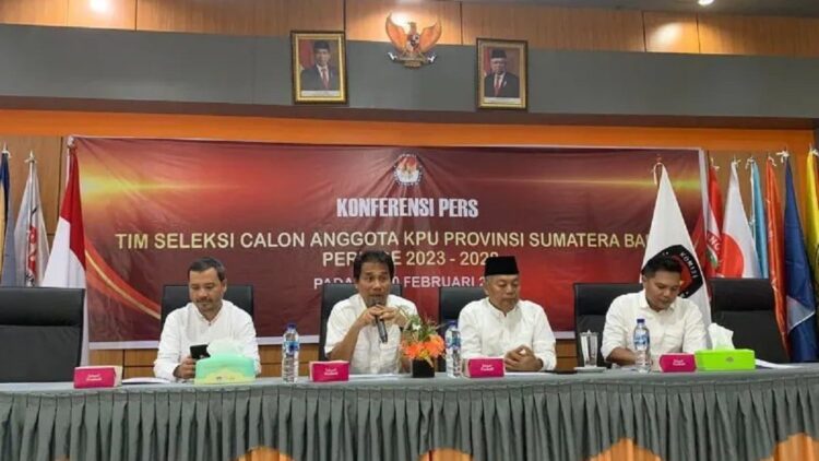 Pendaftaran Calon Komisioner KPU Sumbar 2023-2028 Dibuka 1 Tim Panitia Seleksi Komisioner KPU Sumbar gelar jumpa pers (ANTARA/Mario SN)