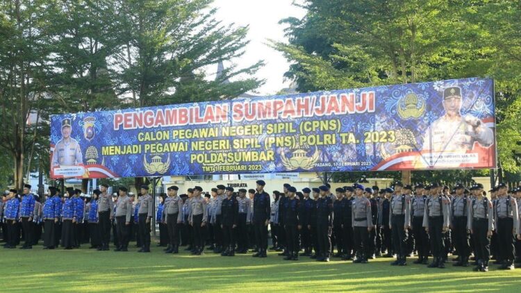 Pimpin Pengambilan Sumpah Janji PNS, Kapolda Sumbar Ingatkan Ini! 1 Pengambilan sumpah PNS Polda Sumbar. (Dok. Bidhumas)