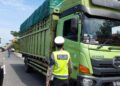 Kasubnit BM Satlantas Polresta Padang Ipda Fajri melakukan penertiban terhadap truk Odol yang ingin masuk ke Kota Padang. (Dok. Polresta Padang)