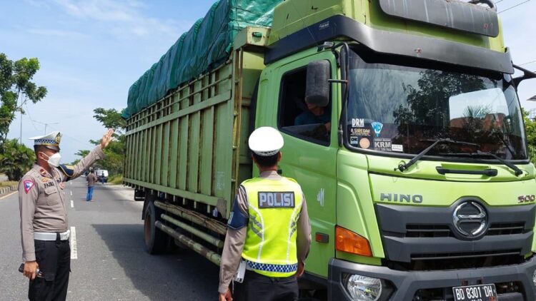 Polisi akan Berlakukan Tilang Manual untuk Truk Odol di Padang 1 Kasubnit BM Satlantas Polresta Padang Ipda Fajri melakukan penertiban terhadap truk Odol yang ingin masuk ke Kota Padang. (Dok. Polresta Padang)