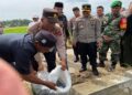 Cara Polres Solok Atasi Kenakalan Remaja, Salurkan Ratusan Kilogram Benih Ikan 7 Ratusan kilogram benih ikan disalurkan kepada masyarakat di Tanjung Bingkung, Kabupaten Solok. (Dok. Polres Solok)