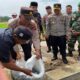 Ratusan kilogram benih ikan disalurkan kepada masyarakat di Tanjung Bingkung, Kabupaten Solok. (Dok. Polres Solok)