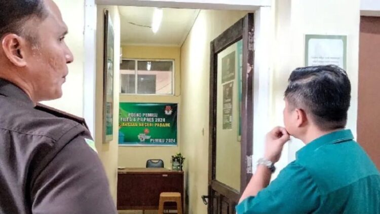 Kepala Seksi Intelijen Kejari Padang (kanan) meninjau persiapan pembentukan Posko Pemilu Kejari Padang pada Senin (20/2). (ANTARA/FathulAbdi)