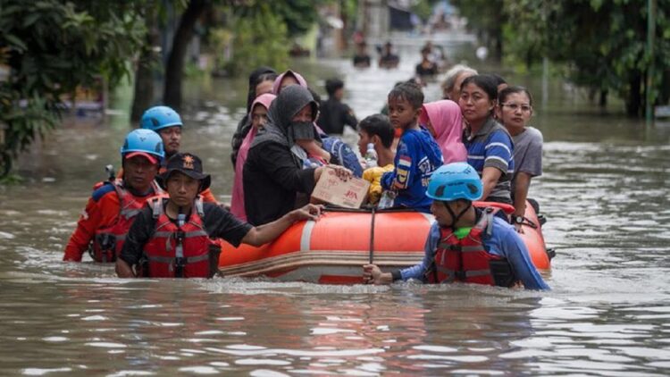 Warga diungsikan dengan perahu karena akibat banjir meluap dari Sungai Bengawan Solo. (Foto: ANTARA FOTO/MOHAMMAD AYUDHA)