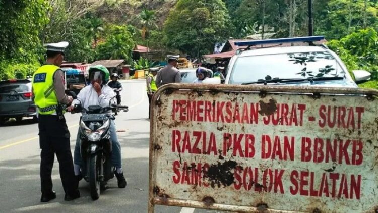 500 Kendaraan Roda Empat di Solsel Menunggak Pajak, Nilainya lebih Rp1 Miliar 1 Petugas dari Satlantas Polres Solok Selatan memberi arahan kepada pelajar yang menggunakan kendaraan sendiri untuk ke sekolah. (ANTARA/Erik Ifansya Akbar)