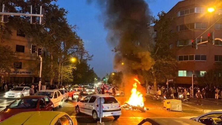Sebuah sepeda motor polisi terbakar saat protes atas kematian Mahsa Amini, seorang wanita yang meninggal setelah ditangkap oleh "polisi susila", di Teheran, Iran, 19 September 2022. (ANTARA/WANA via REUTERS/as)