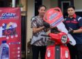 Pemenang hadiah motor program sobek berhadiah Federal Oil. (Dok. Istimewa)