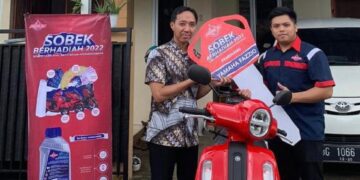 Program Sobek Berhadiah Federal Oil, Warga Palembang dan Medan Ini Bawa Pulang Motor Matic 8 Pemenang hadiah motor program sobek berhadiah Federal Oil. (Dok. Istimewa)