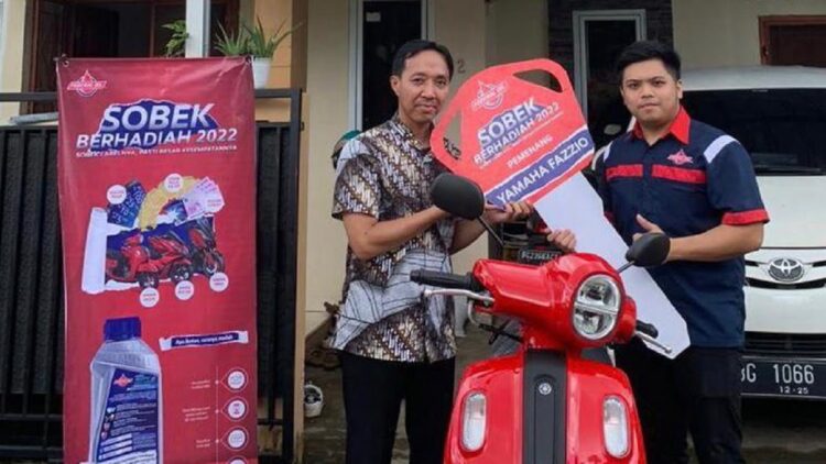 Program Sobek Berhadiah Federal Oil, Warga Palembang dan Medan Ini Bawa Pulang Motor Matic 1 Pemenang hadiah motor program sobek berhadiah Federal Oil. (Dok. Istimewa)
