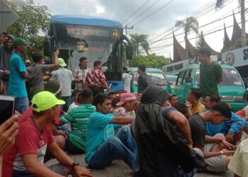 Aksi mogok sopir angkutan kota (angkot) jurusan Pasar Raya-Pasar Baru pada Kamis (16/2/2023) siang. (Foto: Dok. Muhammad Aidil)