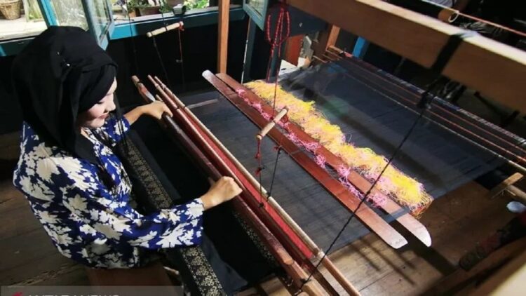 Pemko Sawahlunto Bantu 44 Alat Tenun untuk Pengrajin Songket Silungkang 1 Penenun songket Silungkang, Kota Sawahlunto. (ANTARA SUMBAR/Taufan Razzak)