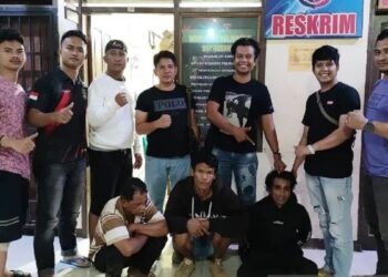 Tiga pelaku pencuri sapi bersama anggota Polres Agam. (ANTARA/HO-Humas Polres Agam)