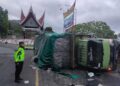 Truk pembawa makanan ringan terbalik di Silaiang Bawaj pada Sabtu (11/2/2023) pagi. (Foto: Dok. Polres Padang Panjang)