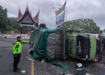 Truk pembawa makanan ringan terbalik di Silaiang Bawaj pada Sabtu (11/2/2023) pagi. (Foto: Dok. Polres Padang Panjang)