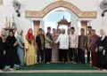 Rachmad Wijaya Salurkan 16 Gulung Tikar Salat di Masjid Raya Taqrib Padang, Terinspirasi Amal Sang Ibunda