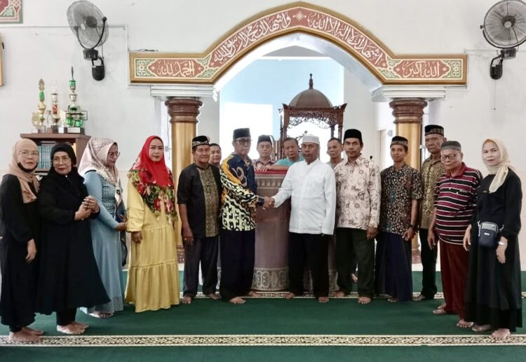 Rachmad Wijaya Salurkan 16 Gulung Tikar Salat di Masjid Raya Taqrib Padang, Terinspirasi Amal Sang Ibunda 1 Wakil Sekretaris DPD Partai Gerindra Sumbar, Rachmad Wijaya menyerahkan bantuan sajadah sebanyak 16 gulung kepada pengurus Masjid Raya Taqrib, Kamis (23/2/2023) siang. (Foto: Dok. Muhammad Aidil)
