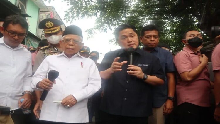 Wapres Ma'ruf Amin (dua kiri) dan Menteri BUMN Wrick Thohir memberikan penjelasan kepada wartawan usai meninjau dan bertemu dengan korban kebakaran pipa penerimaan bahan bakar di Terminal BBM Plumpang, kelurahan Rawabadak Selatan, kecamantan Koja, Jakarta Utara pada Sabtu (4/3/2023). ANTARA/Desca Lidya Natalia