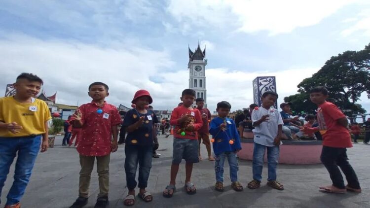 Kompetisi lato-lato di Jam Gadang, Bukittinggi (Antara/Al Fatah) (Antara/Al Fatah)