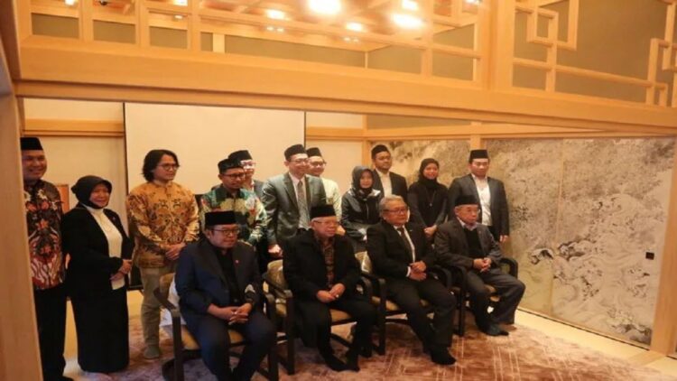Wapres Ma'ruf Amin saat menerima jajaran pengurus PCINU Jepang di Kyoto, Jepang, Selasa (7/3/2023). ANTARA/Rangga Pandu Asmara Jingga