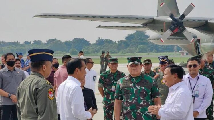 Menhan Prabowo Sebut Dukungan Jokowi terhadap Sektor Pertahanan Sangat Besar 1 Menteri Pertahanan Prabowo Subianto (kanan) berbincang dengan Presiden RI Joko Widodo (kedua kiri) selepas prosesi serah terima pesawat TNI Angkatan Udara (AU) C-130J-30 Super Hercules A-1339 di Pangkalan TNI AU (Lanud) Halim Perdanakusuma, Jakarta, Rabu (7/3/2023). (ANTARA/Gilang Galiartha)