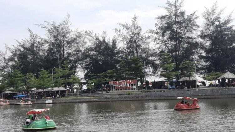 Memasuki Ramadhan, Objek Wisata di Pariaman Dipadati Wisatawan Berbagai Daerah 1 Sejumlah wisatawan terlihat menikmati objek wisata yang ada di objek wisata Talao Pauah, Pariaman, Sumbar. (ANTARA/Aadiaat M. S. )