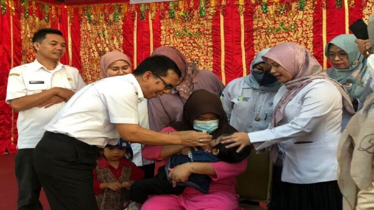 Pemko Padang Targetkan 77.624 Bayi dan Balita Diimunisasi Polio 1 Imunisasi polio melalui Crash Program di Kota Padang. (Foto: Istimewa)