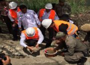 Kurangi Debit Sampah Menuju Muara, Sungai Batang Arau Dipasangi Kubus Apung