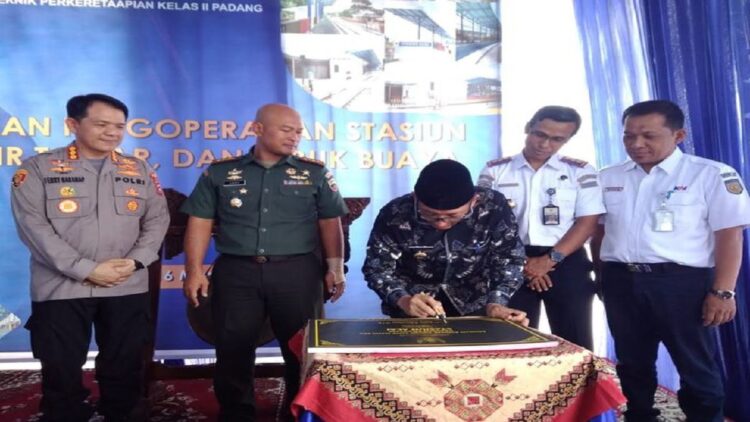 Wali Kota Padang meresmikan tiga stasiun kereta api di Padang. (Foto: Dok. Diskominfo Padang)