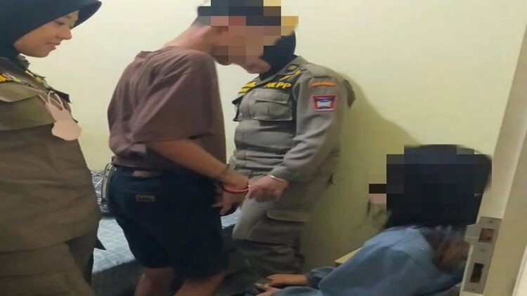 Ketahuan Ngamar, Sejoli Ini Digelandang ke Mako Satpol PP Padang 1 Satpol PP Padang mengamankan sejoli ini karena berada di dalam penginapan. (Foto: Dok. Satpol PP Padang)