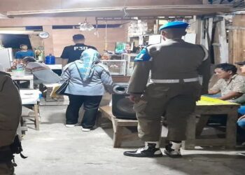 Petugas Gabungan Sita Minol dari Sejumlah Warung di Padang, Pemilik Diberi Peringatan