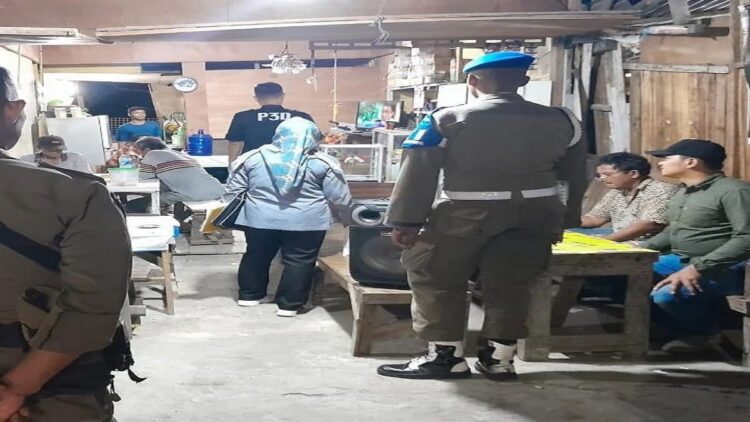 Petugas merazia warung yang disinyalir menjual minol di Padang. (Foto: Dok. Satpol PP Padang)