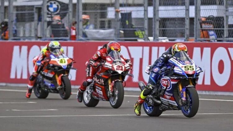 Pebalap Pata Yamaha Prometeon WorldSBK Andrea Locatelli (kanan) memacu kendaraannya di garis start saat Superpole Race WSBK di Pertamina Mandalika International Street Circuit di KEK Mandalika, Praya, Lombok Tengah, NTB, Minggu (5/3/2023). . ANTARA FOTO/Ahmad Subaidi/nym. (ANTARA FOTO/AHMAD SUBAIDI)