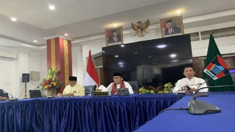 Antisipasi Gangguan Pasokan selama Ramadan, Perumda Air Minum Padang Siagakan 4 Truk Tangki Air 1 Wali Kota Padang Hendri Septa bersama Dirut Perumda Air Minum Padang, Hendri Pebrizal dan Kepala BKPSDM Arfian (ANTARA/ Mario SN)