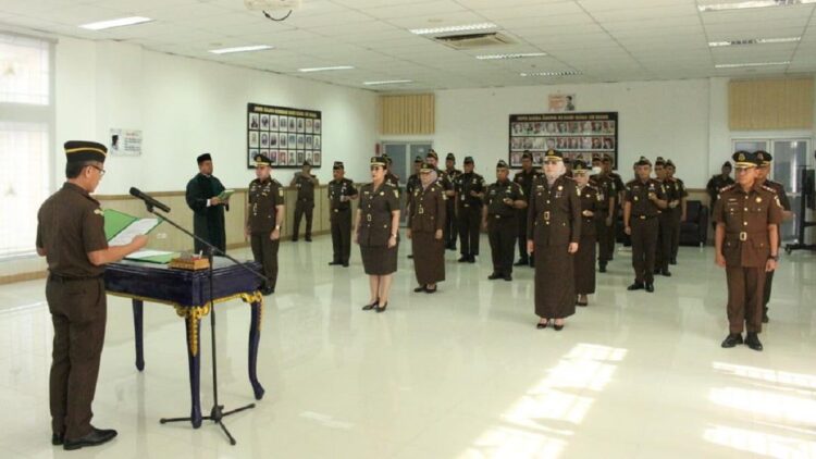 Lama Kosong, Aspidsus Kejati Sumbar Akhirnya Diisi Sosok Ini 1 Pelantikan empat pejabat di lingkungan Kejati Sumbar dan daerah dilantik pada Senin (20/3/2023) siang. (Foto: Dok. Penkum)