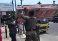 Bapenda bersama Satpol PP tertibkan reklame tak bayar pajak dan tak berizin di Padang. (Dok. Istimewa)