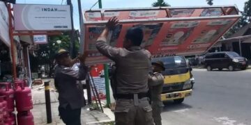 Bapenda bersama Satpol PP tertibkan reklame tak bayar pajak dan tak berizin di Padang. (Dok. Istimewa)