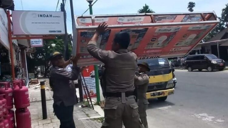 Bapenda bersama Satpol PP tertibkan reklame tak bayar pajak dan tak berizin di Padang. (Dok. Istimewa)