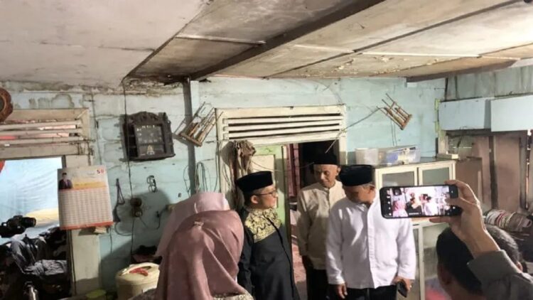 Baznas Padang Rehab 100 Rumah tak Layak Huni, Dananya Rp2,5 Miliar 1 Wako Padang Hendri Septa menjemput keluarga Yusrinal Putra dan keluarga yang ikuti program Semalam di Rumah Wali Kota (Semata) (ANTARA/ Mario SN)