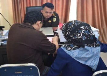 Tahap Dua, Penyidik Kejari Pasbar Serahkan Tersangka Dugaan Korupsi RSUD ke JPU