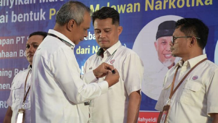 Bentuk Relawan Anti Narkoba, PT Semen Padang Bisa Jadi Percontohan 1 Dirut Semen Padang sematkan pin kepada karyawan berprestasi yang menjadi relawan Anti Narkoba. (Dok. Humas)