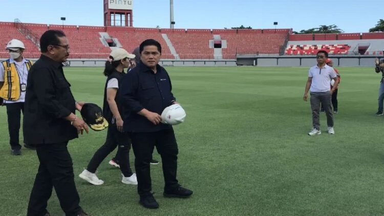 Ketua Umum PSSI Erick Thohir (empat kiri) meninjau Stadion Kapten I Wayan Dipta di Gianyar, Bali, Minggu (12/3/2023) untuk memeriksa kesiapan stadion sebagai salah satu arena pertandingan Piala Dunia U20 pada 20 Mei 2023 sampai dengan 11 Juni 2023. ANTARA/Genta Tenri Mawangi