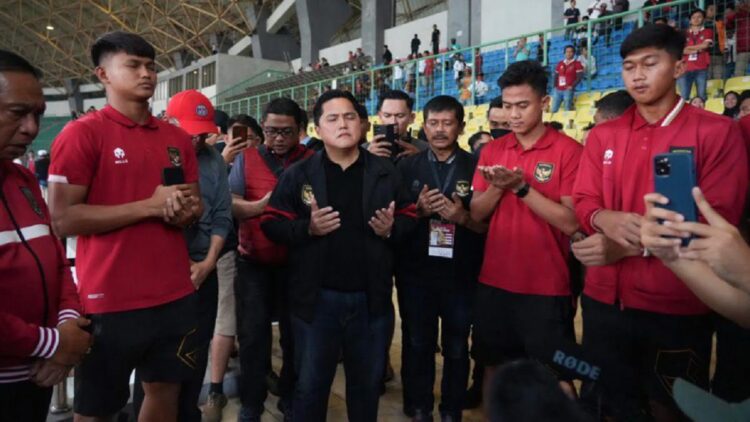 Ketua Umum PSSI Dapat Dua Instruksi Khusus Soal FIFA 1 Ketum Erick Thohir bersama pemain Timnas dan jajaran PSSI berdoa agar Piala Dunia U-20 berjalan lancar. (Dok. Istimewa)