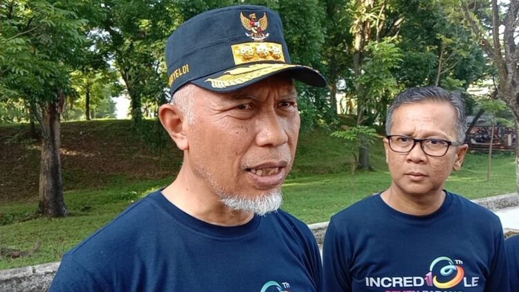 Terkait Pakaian Thrifting, Gubernur Mahyeldi Ikut Arahan Presiden Jokowi 1 Gubernur Sumbar Mahyeldi dan Dirops Semen Padang Indrieffouny Indra di sela Jalan Sehat HUT 113 PT Semen Padang. (Dok. Istimewa)