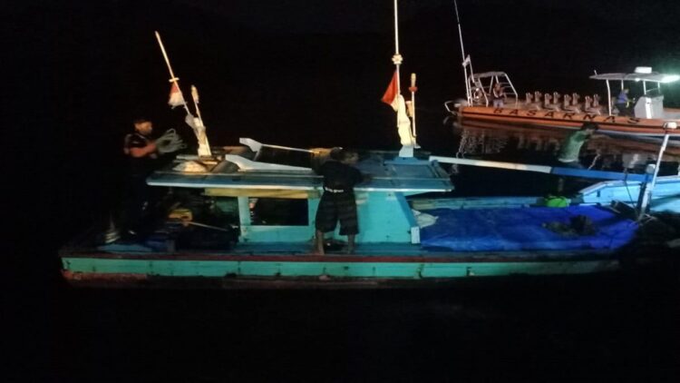 Evakuasi dua nelayan di Kabupaten Kepulauan Mentawai pada Minggu (5/3/2023) dini hari. (Foto: Dok. Basarnas)