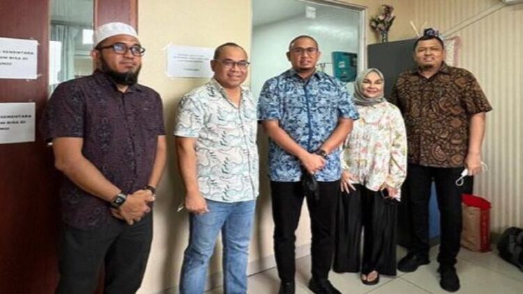 Andre Rosiade: Sumbar Berduka atas Meninggalnya Eks Gubernur Azwar Anas 1 Andre Rosiade saat menjenguk eks Gubernur Sumbar Azwar Anas di RSPAD beberapa waktu lalu. (Foto: Dok. Radarsumbar.com)