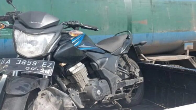 Sepeda motor yang mengalami kecelakaan maut di jalan lintas Bukittinggi-Payakumbuh, dua orang meninggal dalam kecelakaan ini. (ANTARA/Al Fatah)