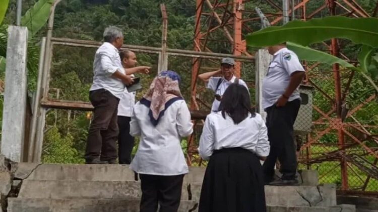 Tim Kemenkominfo didampingi Kepala Dinas Kominfo Pesisir Selatan menyurvei salah satu nagari. (Antara/Teddy Setiawan)